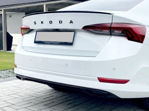 Dummy – koncovky výfuku se středovou lištou, černý lesklý "klavírlak" - Škoda Octavia IV.