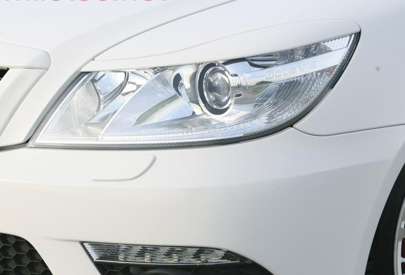 Kryty světlometů (mračítka) "RS", černý lesklý "klavírlak" - Škoda Octavia II. Facelift