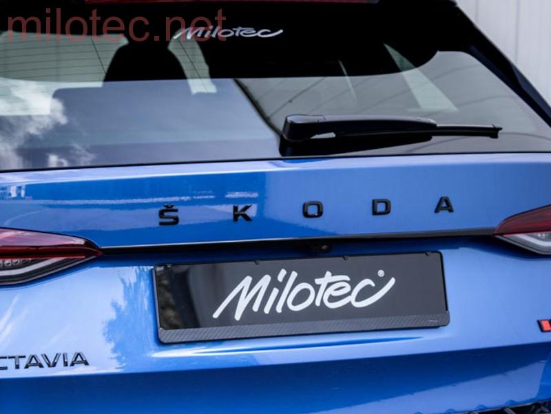 Lišta nad zadní SPZ, černý lesklý "klavírlak" - Škoda Octavia IV.