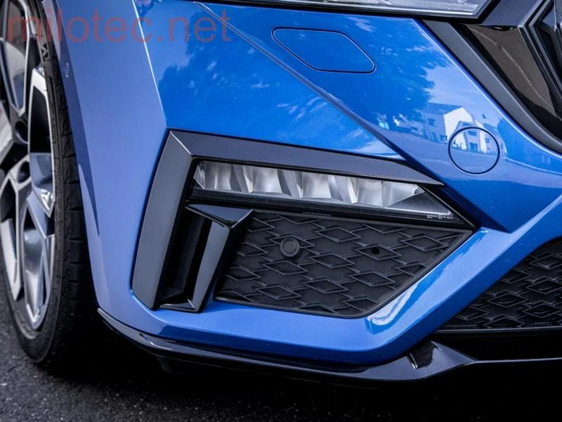 Lemy sání vzduchu, černý lesklý "klavírlak" - Škoda Octavia IV. RS, od r.v. 2020
