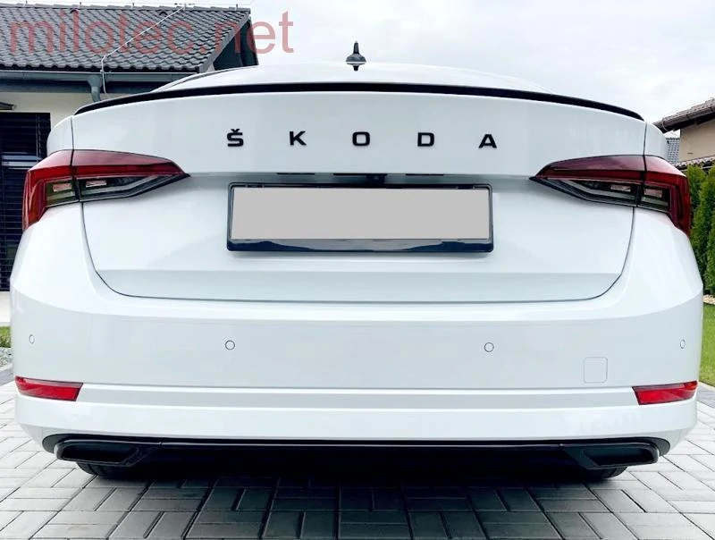 Dummy – koncovky výfuku se středovou lištou, černý lesklý "klavírlak" - Škoda Octavia IV.