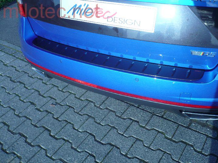 Práh pátých dveří s výstupky (bez hrany), černý lesklý "klavírlak" - Škoda Octavia III. RS Combi