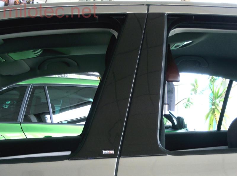 Kryty dveřních sloupků, černý lesklý "klavírlak" - Škoda Octavia II. Limousine
