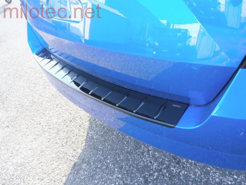 Práh pátých dveří s výstupky, černý lesklý "klavírlak" - Škoda Fabia III.