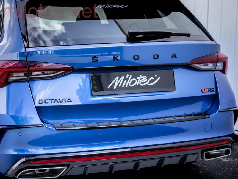 Lišta nad zadní SPZ, černý lesklý "klavírlak" - Škoda Octavia IV.