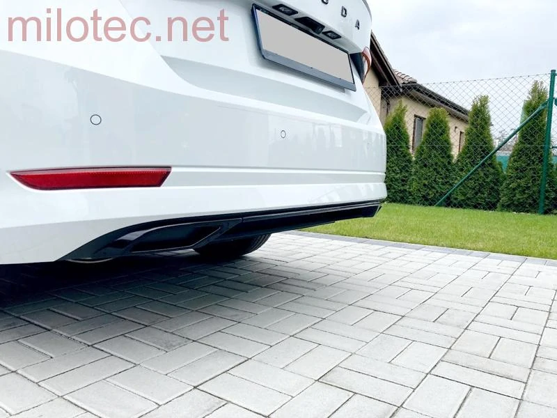 Dummy – koncovky výfuku se středovou lištou, černý lesklý "klavírlak" - Škoda Octavia IV.