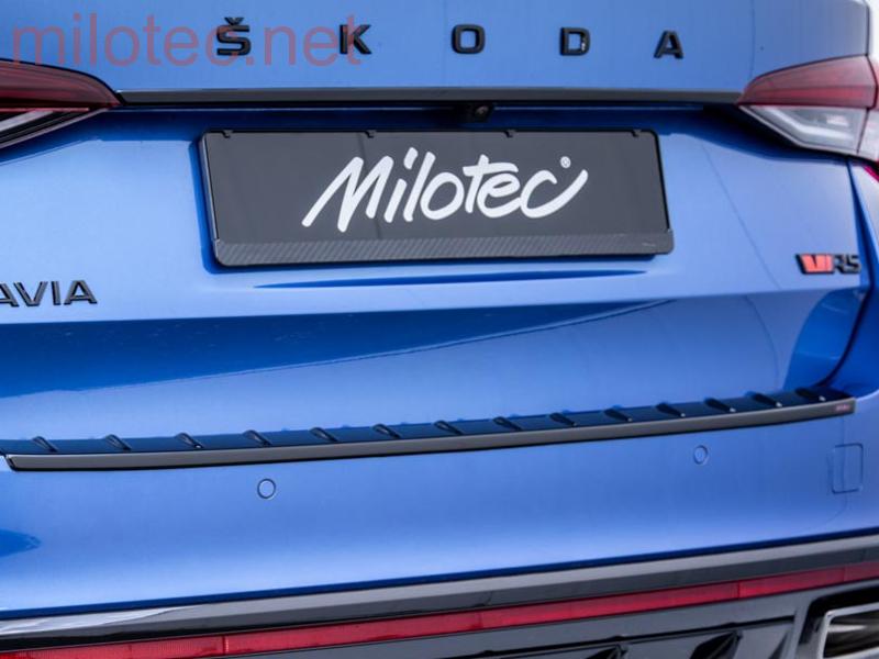 Lišta nad zadní SPZ, černý lesklý "klavírlak" - Škoda Octavia IV.