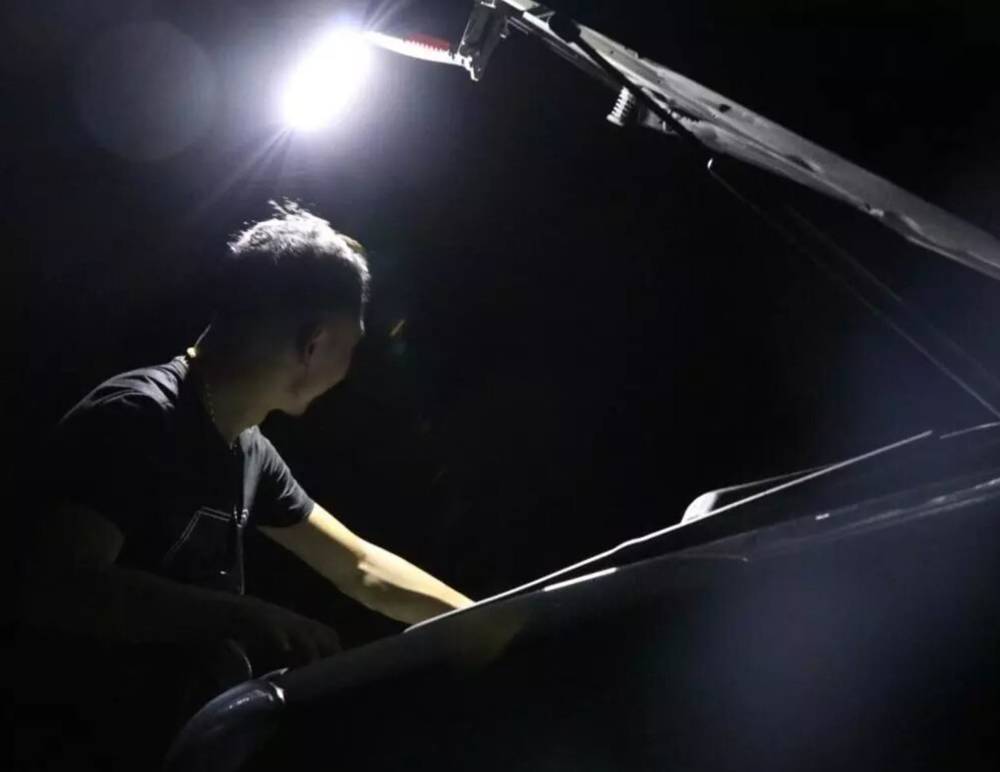 Dobíjecí LED pracovní lampa s háčkem a magnetickou základnou, 5W, 2600mAh, 3 světelné režimy