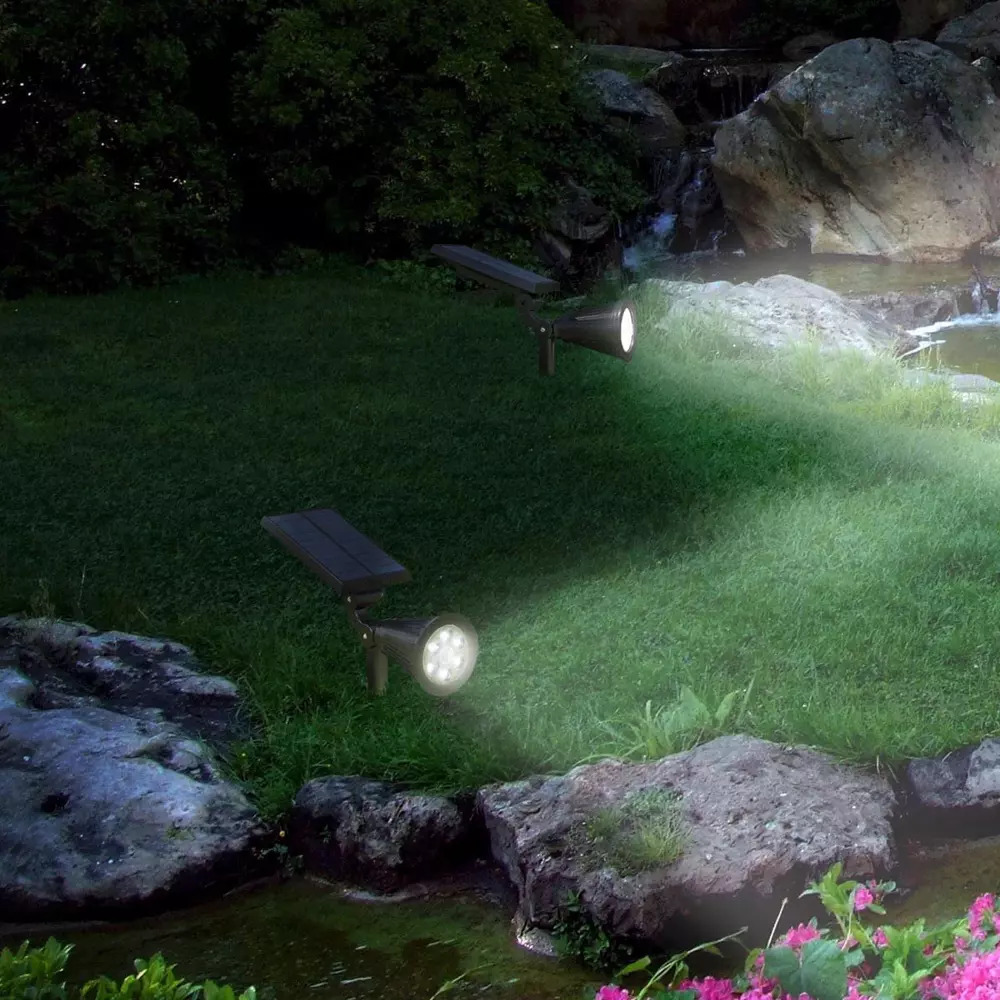 LED solární zahradní světlo - SPOT reflektor 250lm 2200mAh 4 LED studená bílá