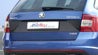 Designový kryt pod SPZ, černý lesklý "klavírlak" - Škoda Octavia III. Combi