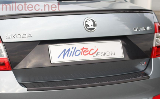 Designový kryt pod SPZ, černý lesklý "klavírlak" - Škoda Octavia III. Limousine