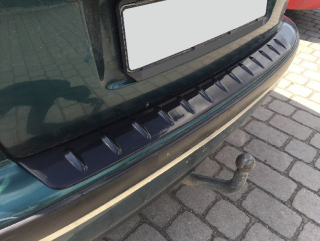 Práh pátých dveří s výstupky, černá metalíza - Škoda Octavia I. Limousine