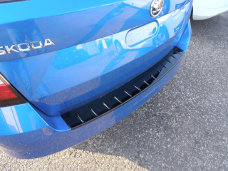 Práh pátých dveří s výstupky, černý lesklý "klavírlak" - Škoda Fabia III.