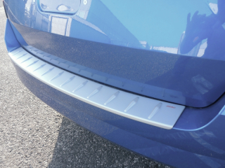 Práh pátých dveří s výstupky, stříbrný matný - Škoda Fabia III.